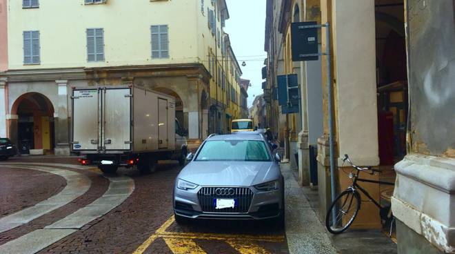 Auto contromano piazza Duomo