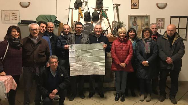 Conclusione della serata nella sede del Gruppo Alpini Sarmato tra i rappresentanti delle due associazioni.