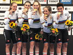 Il quartetto femminile dell'Italia campione del mondo Juniores ad Aigle in pista sul podio 