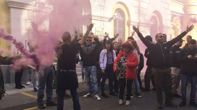 I manifestanti fuori dal tribunale di Piacenza