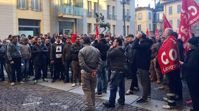 La manifestazione dei Si Cobas davanti alla Prefettura