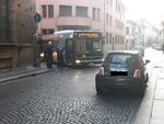 Bus bloccato in via taverna