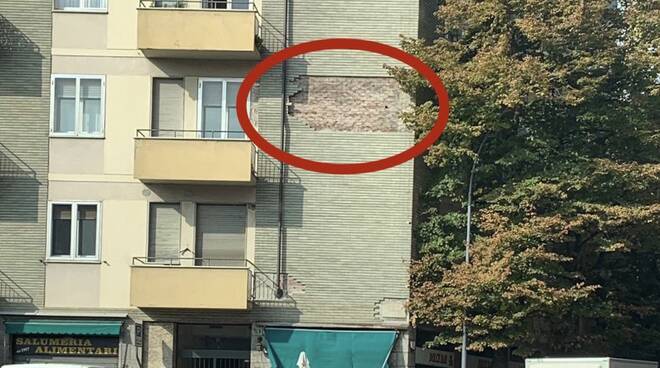 Piazzale Torino, il palazzo dal quale si sono staccati i calcinacci