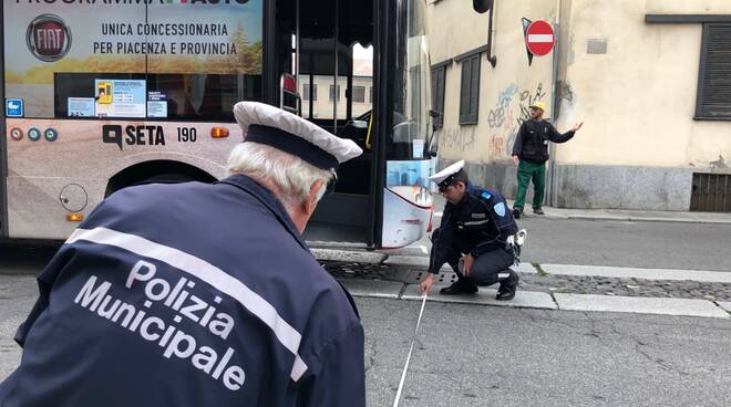 Ciclista investita da bus in via Campagna a Piacenza