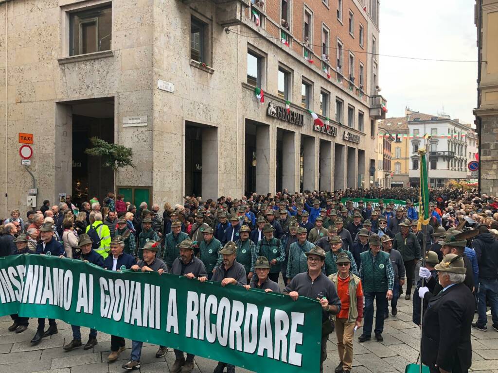 La grande sfilata del raduno degli alpini