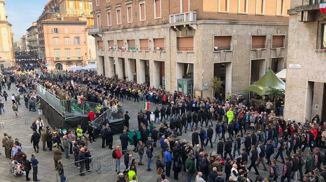 La grande sfilata del raduno degli alpini