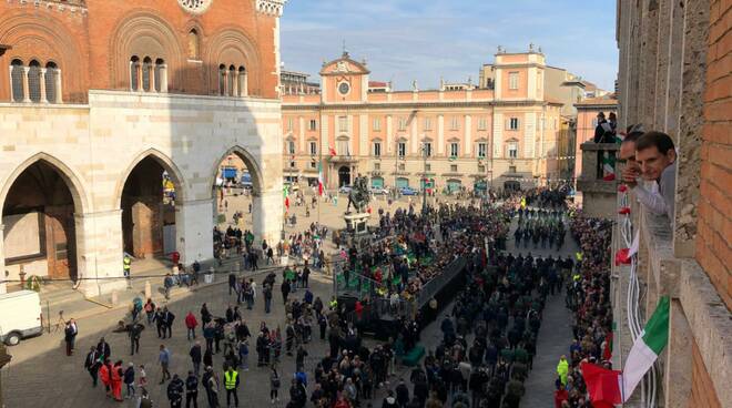 La grande sfilata del raduno degli alpini