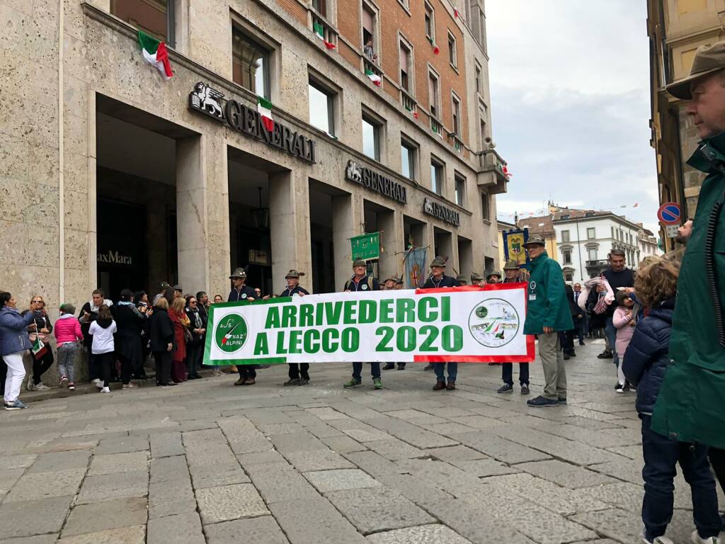 La grande sfilata del raduno degli alpini