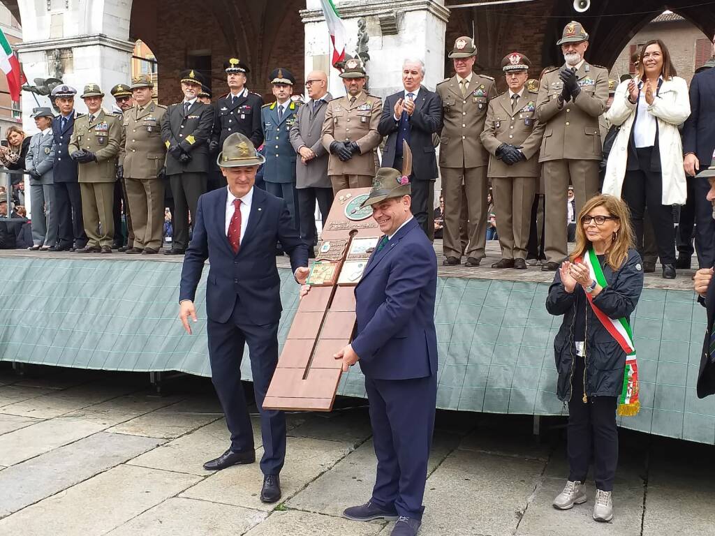 La grande sfilata del raduno degli alpini