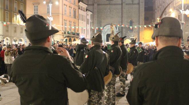 La notte delle fanfare al raduno degli alpini