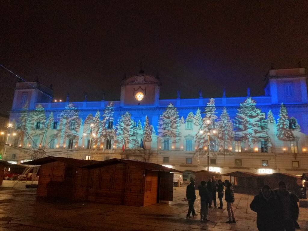 Immagini Paesaggi Natale.Anteprima Natalizia In Piazza Cavalli Sul Palazzo Della Borsa Spunta Un Paesaggio Innevato Piacenzasera It