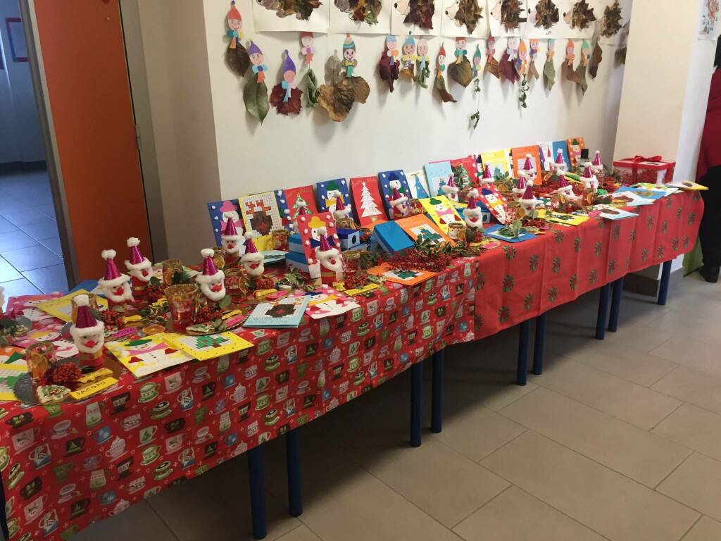 Lavoretti Per Mercatino Scolastico Di Natale.Un Mercatino All Insegna Della Solidarieta Per I Bimbi Della Scuola Di Roveleto Piacenzasera It