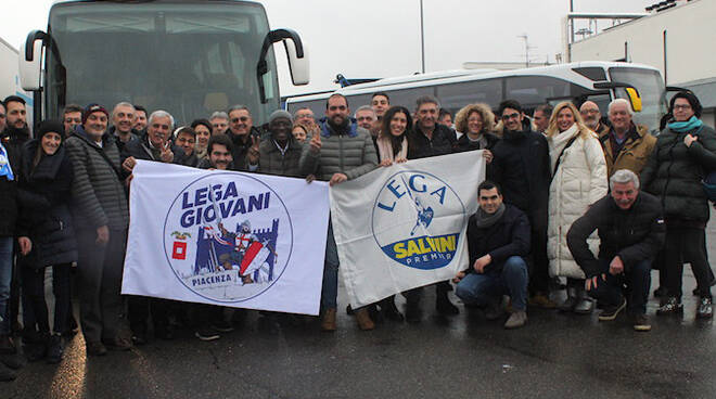 Il gruppo di Piacentini che ha raggiunto Modena per il comizio di Salvini