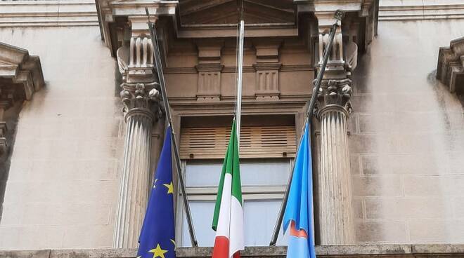 bandiere a mezz'asta Provincia di Piacenza