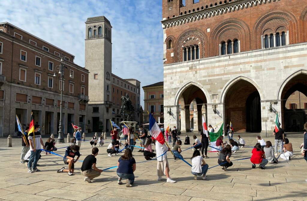 Vaccini senza brevetti, il flash mob degli studenti del 