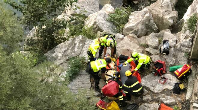 Caduto in Trebbia, soccorso alpino e vigili del fuoco Bobbio