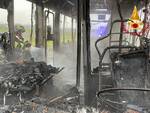 Bus in fiamme a Roncaglia vigili del fuoco