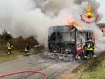 Bus in fiamme a Roncaglia vigili del fuoco