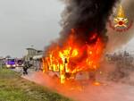 Bus in fiamme a Roncaglia vigili del fuoco