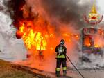 Bus in fiamme a Roncaglia vigili del fuoco