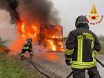 Bus in fiamme a Roncaglia vigili del fuoco