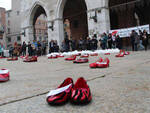 Scarpe rosse Piazza Cavalli 