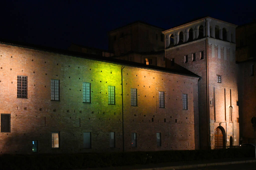 Il Farnese si illumina dei colori della bandiera Ucraina Umanità e diritti  prevalgano sempre 