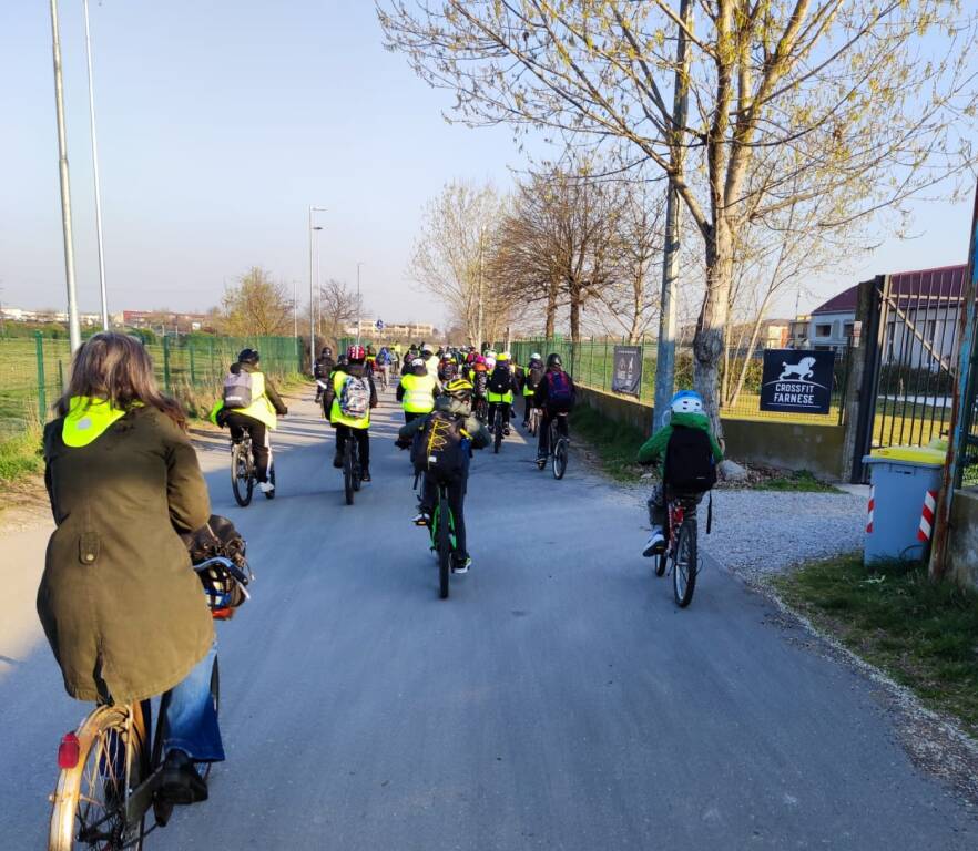 Alunni Calvino a scuola in bici