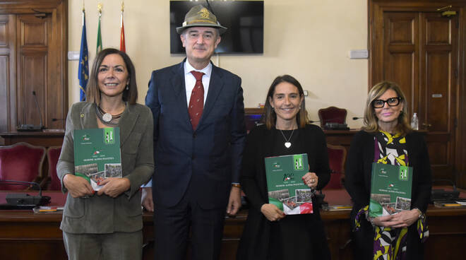 Consegna libro 100 anni Alpini (foto Del Papa)