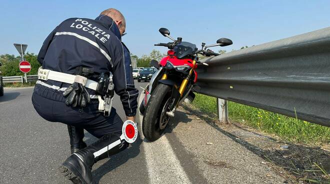 Scontro tra auto e moto alla rotonda della Galleana 