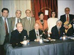 Nella foto don Luigi Bearesi (il primo da sinistra) in una serata della Scuola di dialetto alla Famiglia Piasinteina del 1996