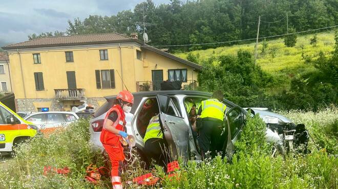 Pedone travolto da un'auto sulla Sarzanese: in codice rosso in ospedale 