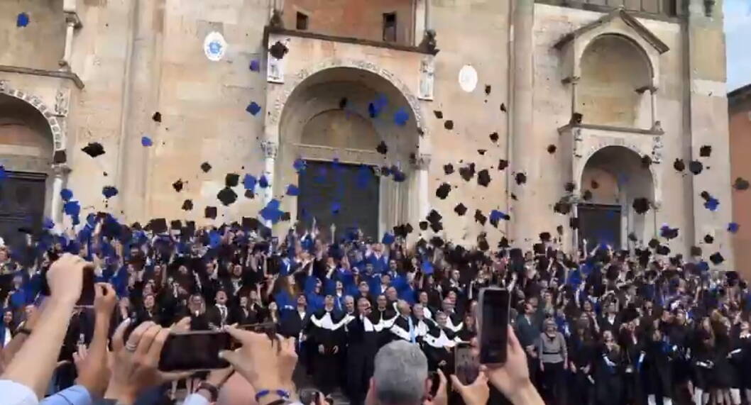 Lancio del tocco per i 340 neolaureati della Cattolica Studiare rende  liberi 