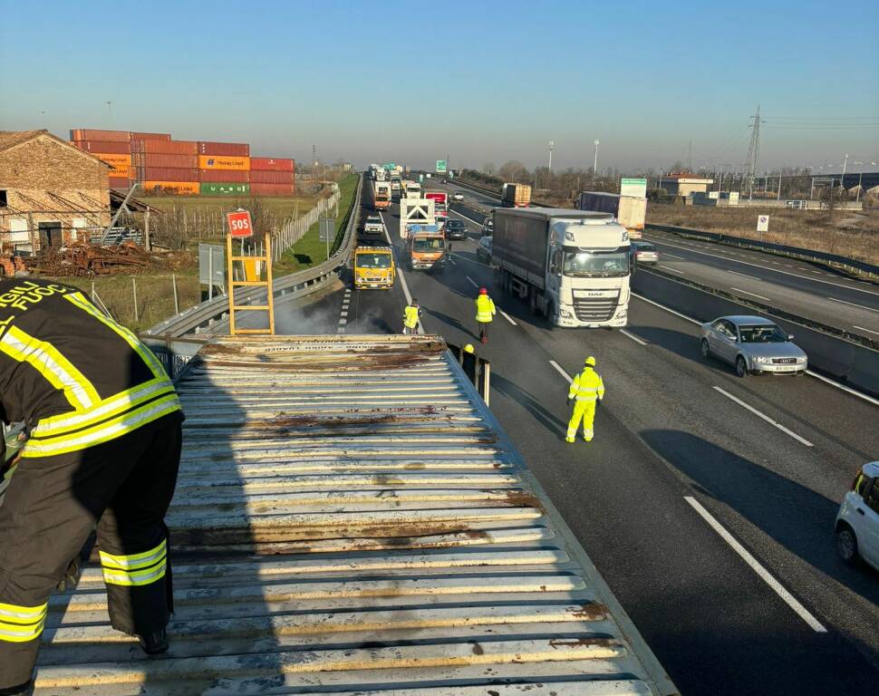 camion in fiamme vigili del fuoco A1