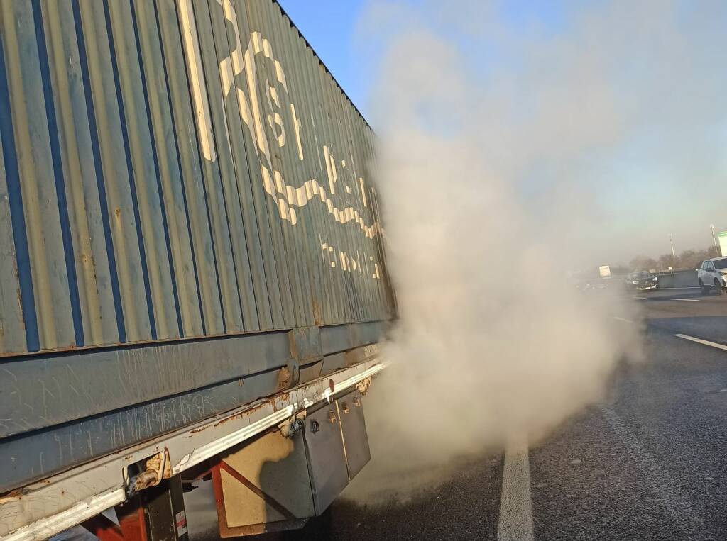 camion in fiamme vigili del fuoco A1