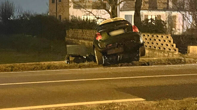 Incidente tra due auto alle porte della città: una persona