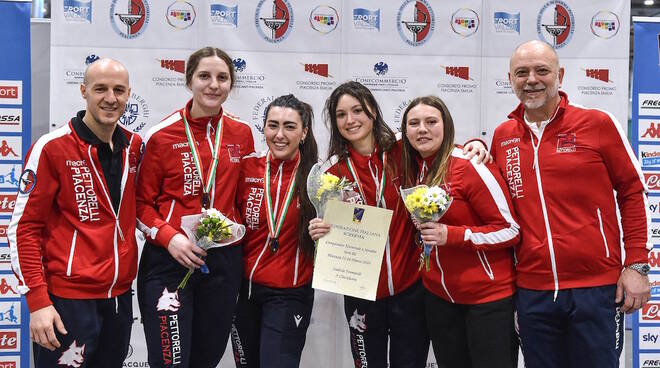 Pettorelli squadra femminile con medaglia campionati piacenza expo (foto Trefiletti)