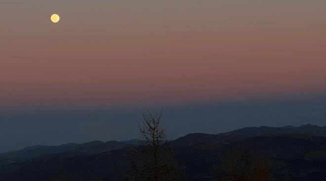 Tramonto sul Monte Penice con neve sul Lesima e luna