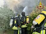 Grosso incendio in un capannone a Ziano, oltre 30 vigili del fuoco sul posto