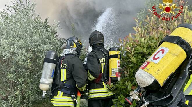 Grosso incendio in un capannone a Ziano, oltre 30 vigili del fuoco sul posto