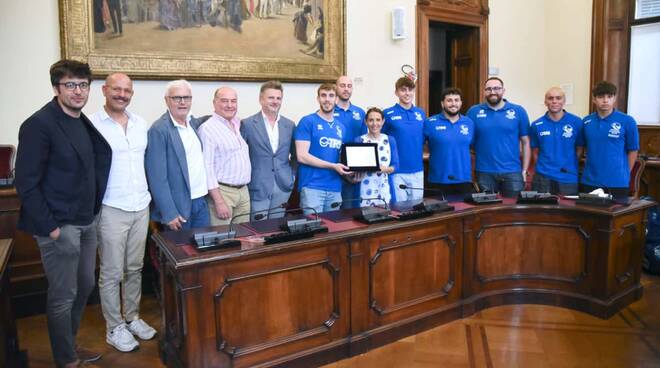 In Municipio i portacolori di Pallanuoto Piacenza e squadra cadetta dei Rugby Lyons (foto Del Papa)