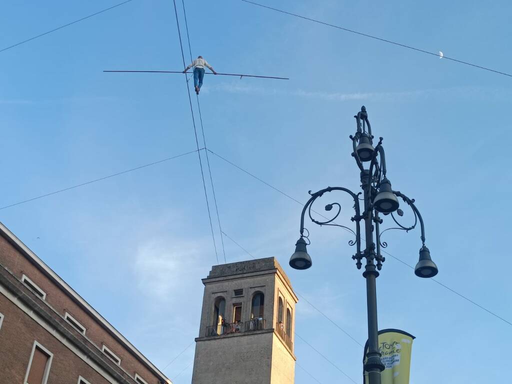 La camminata nel cielo in piazza Cavalli