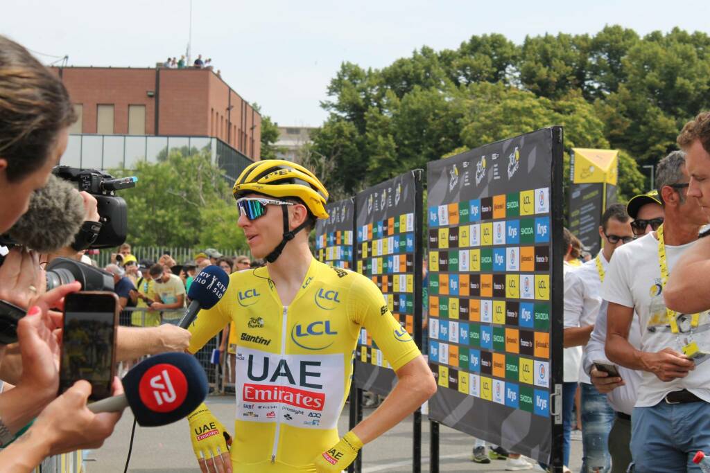 I ciclisti del Tour in passerella