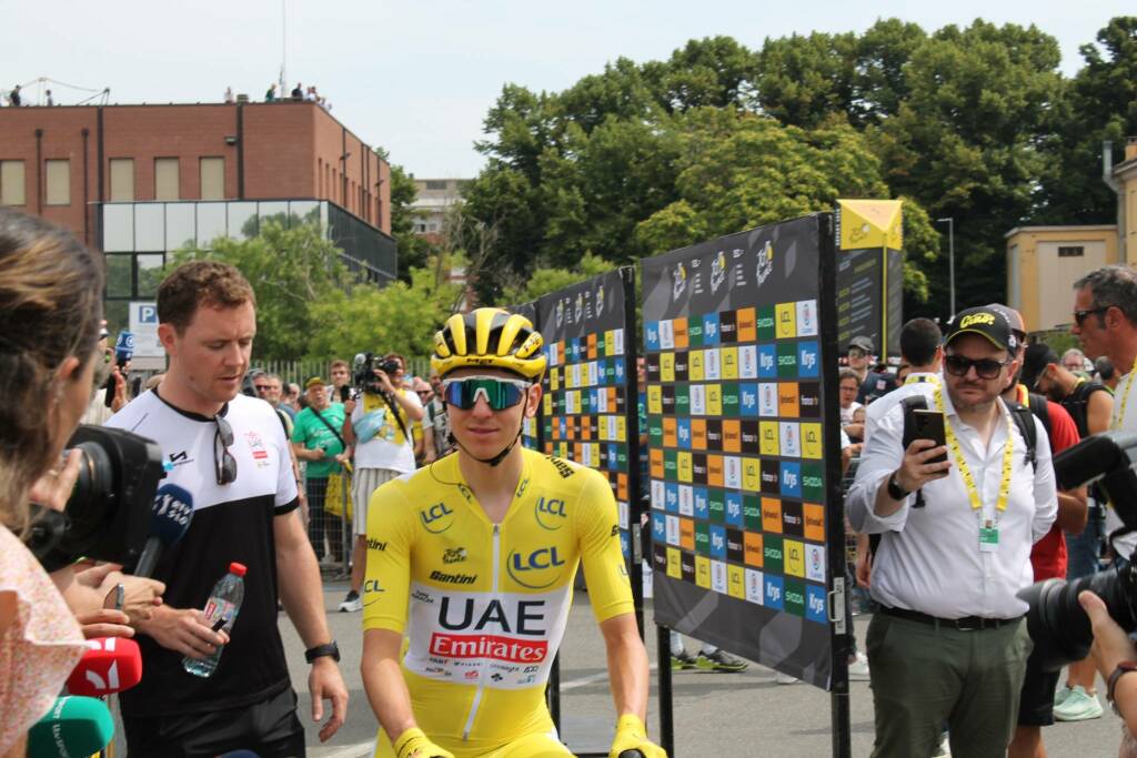 I ciclisti del Tour in passerella