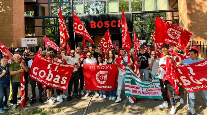 La mobilitazione davanti alla Bosch