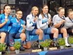  Linda Sanarini (a sinistra) e Anita Baima (a destra) in azzurro sul podio dell'Americana Juniores agli Europei di Cottbus