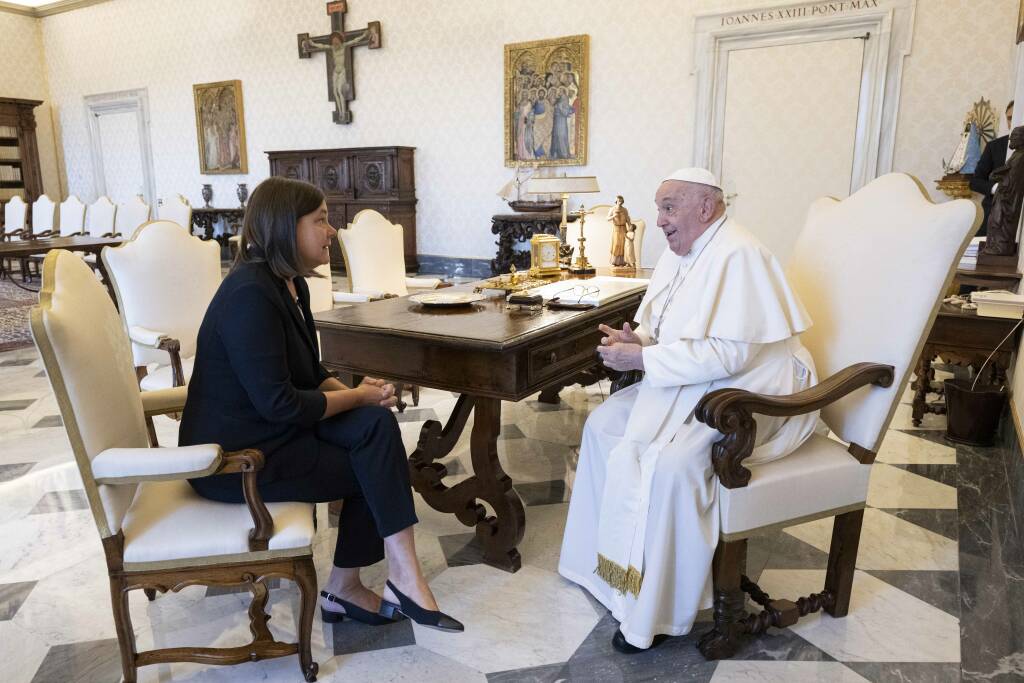 Elena Beccalli (Università Cattolica) in udienza da Papa Francesco