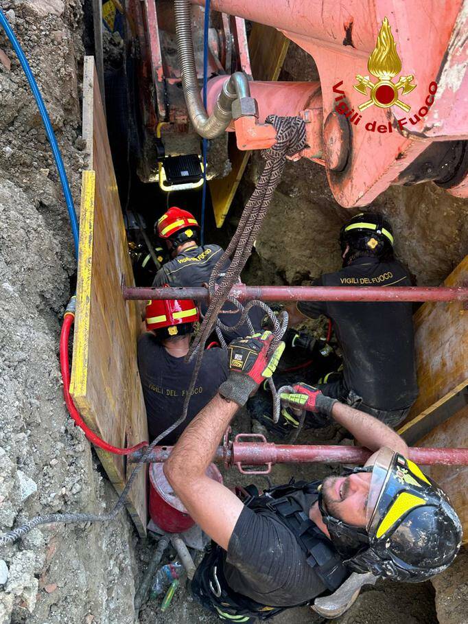 Operaio cade nella voragine, l'intervento dei vigili del fuoco