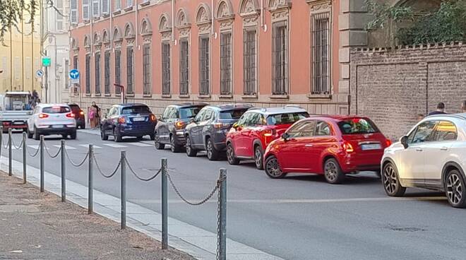 auto in via Giordani