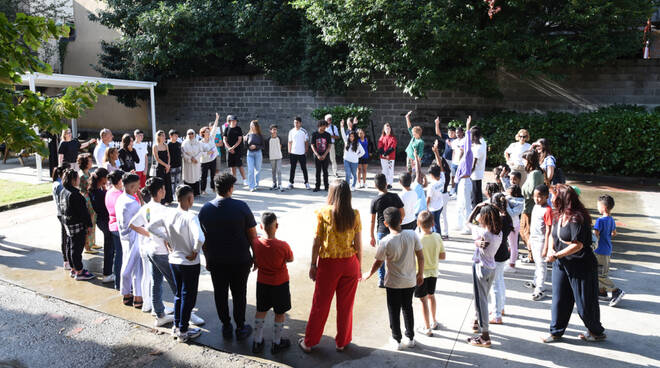 La visita della sindaca Katia Tarasconi al corso di alfabetizzazione alla scuola Alberoni